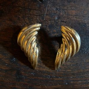 50% off sale✨Vintage 1980s Gold metal clip on earrings 1 3/4 inches tall